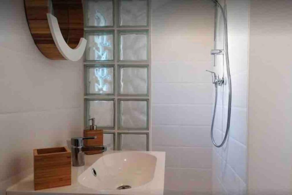 Maisonnette Pour 2 Personnes - Vue Mer - Plage A 100 Metres ปลูบาซลาเนค ภายนอก รูปภาพ